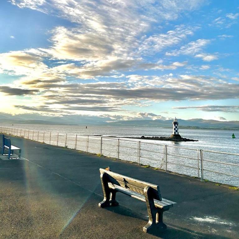 The Lazy Lion - Spacious 2 Bedroom - Town Centre Holiday Home Apartment Port Glasgow Zewnętrze zdjęcie