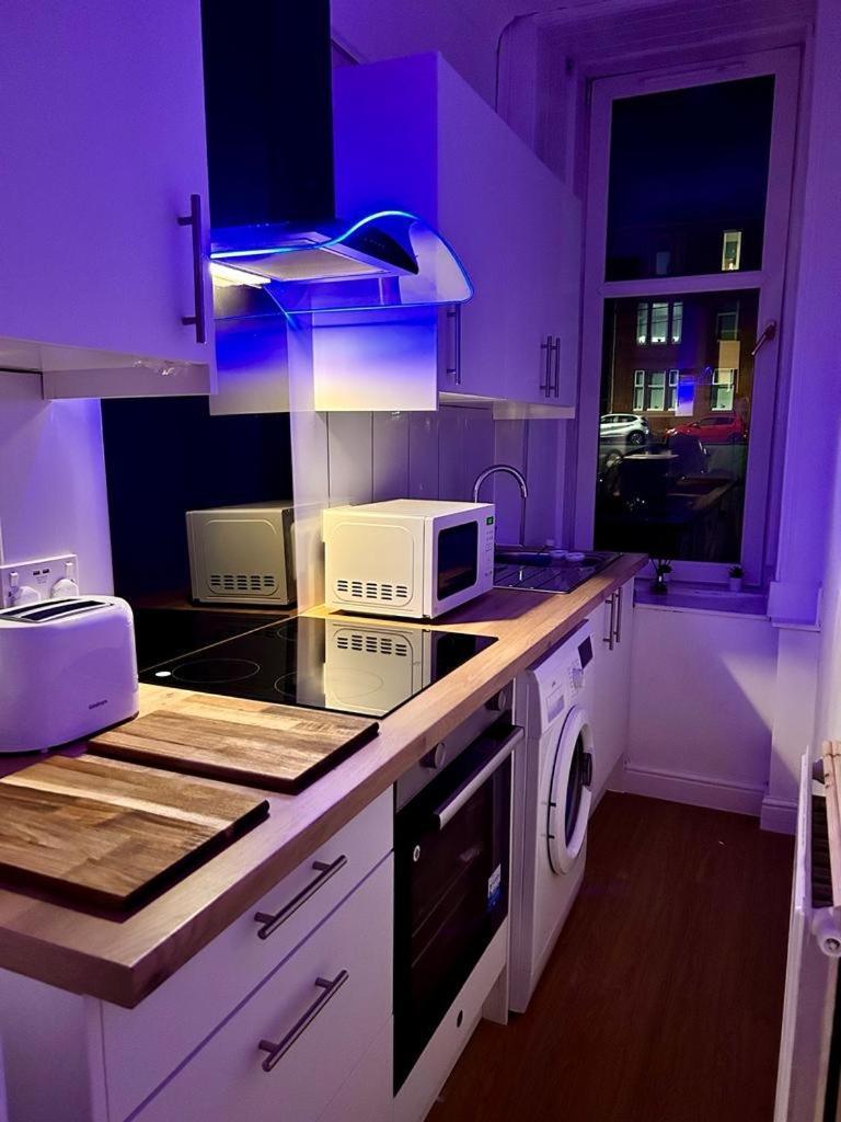 The Lazy Lion - Spacious 2 Bedroom - Town Centre Holiday Home Apartment Port Glasgow Zewnętrze zdjęcie