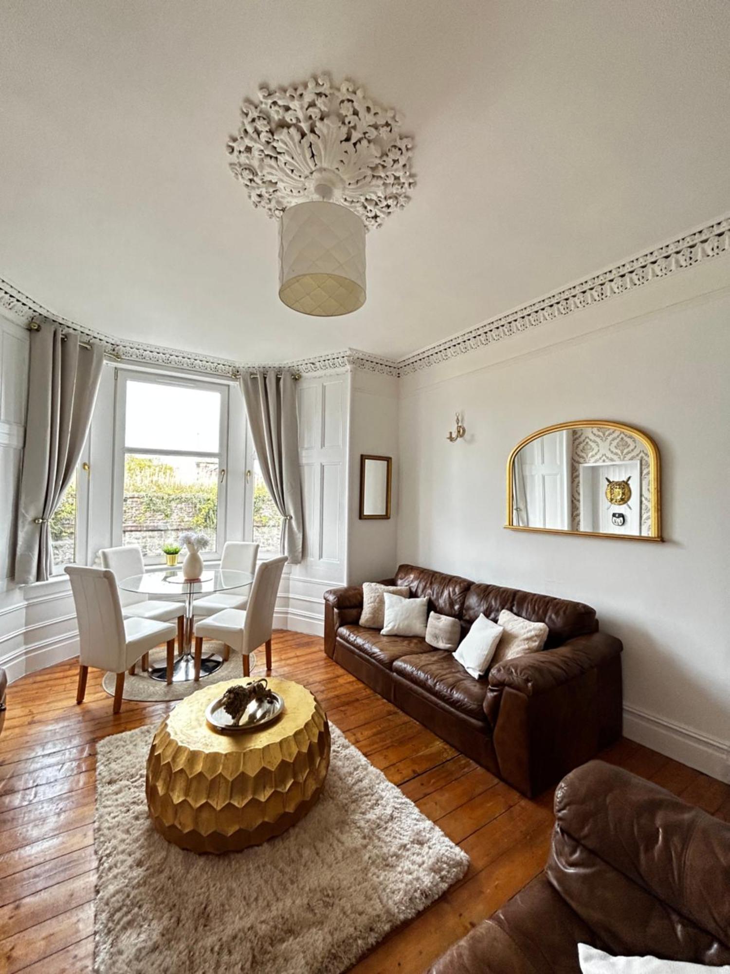 The Lazy Lion - Spacious 2 Bedroom - Town Centre Holiday Home Apartment Port Glasgow Zewnętrze zdjęcie