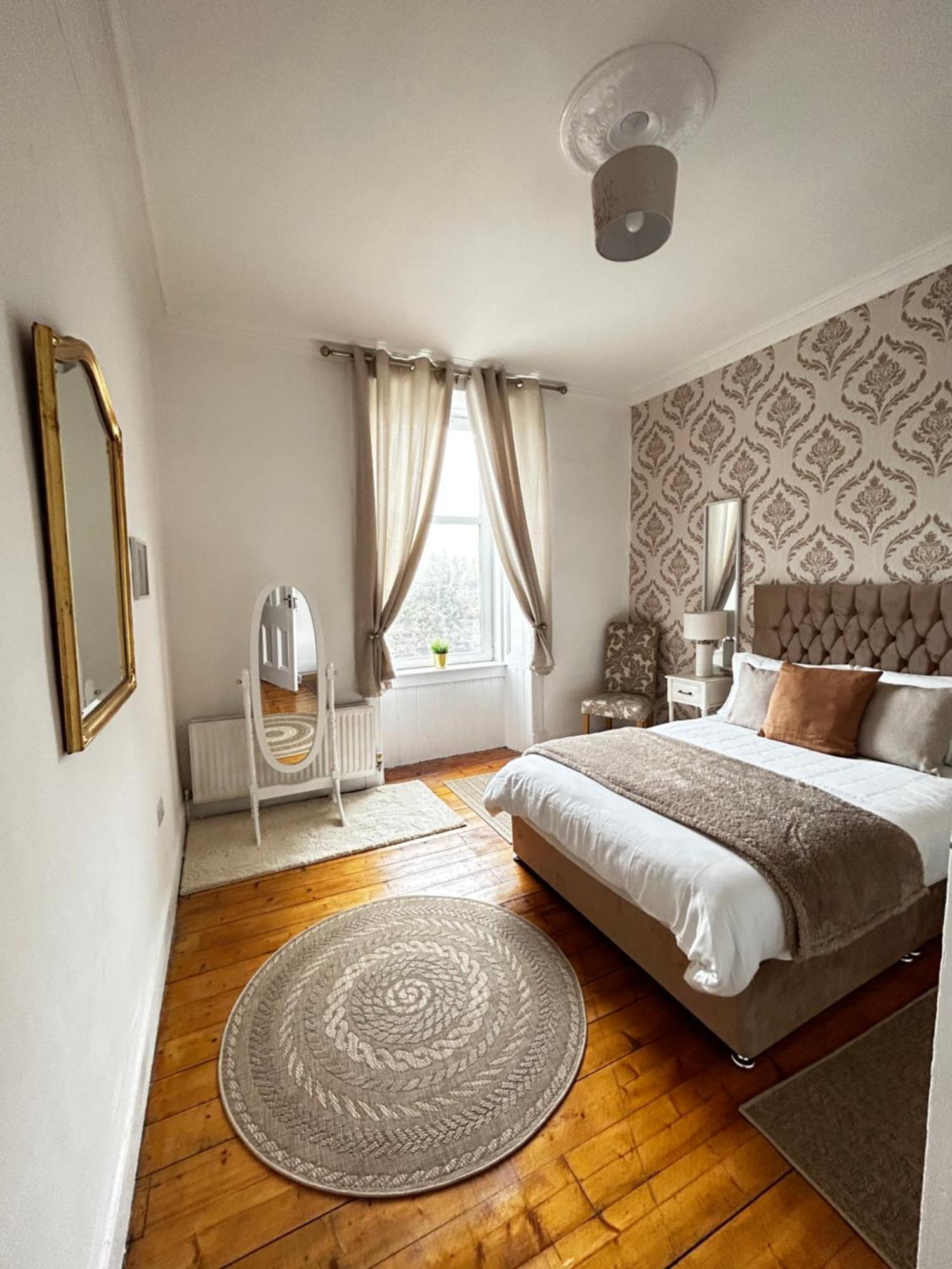 The Lazy Lion - Spacious 2 Bedroom - Town Centre Holiday Home Apartment Port Glasgow Zewnętrze zdjęcie