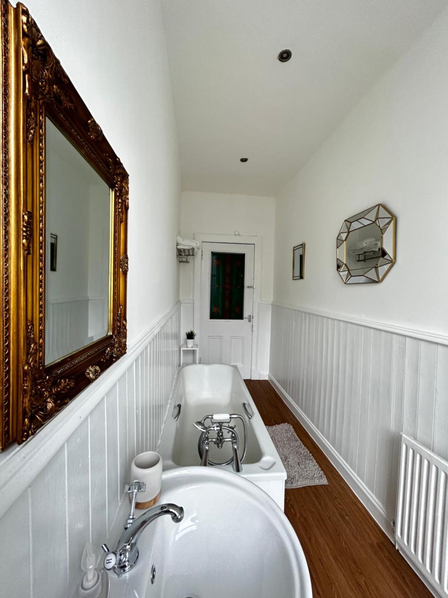 The Lazy Lion - Spacious 2 Bedroom - Town Centre Holiday Home Apartment Port Glasgow Zewnętrze zdjęcie